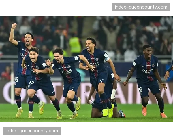 瞬间聚焦:夺冠后,巴黎老将马尔基尼奥斯看台上与家人紧紧相拥 瞬间聚焦:夺冠后,巴黎老将马尔基尼奥斯看台上与家人紧紧相拥