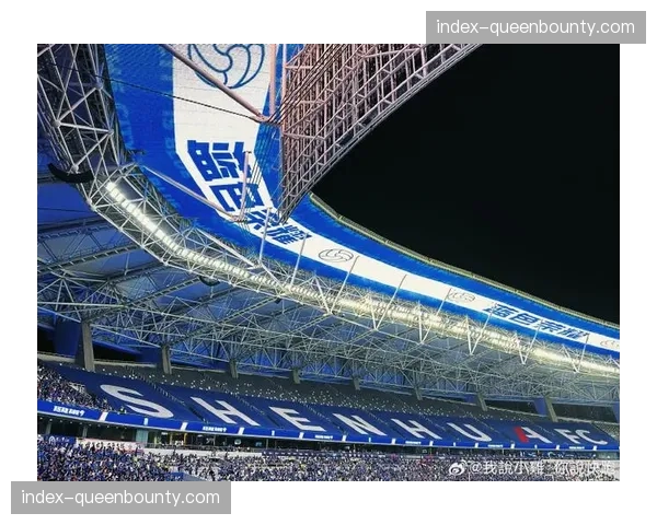 申花球迷看台巨型TIFO致敬球队历史，虹口再现蓝色海洋